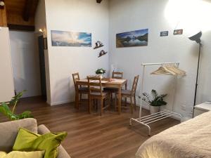 - un salon avec une table à manger et des chaises dans l'établissement Dachwohnung in der Mitte von Laax-Dorf, à Laax