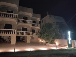 Gallery image of Pansion Artemis in Mavrovoúnion +120 photos