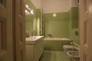 Apartment Piano Nobile, Zagreb في زغرب: حمام مع حوض وحوض استحمام ومرحاض