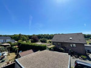 an aerial view of a house with a roof at Moderne Wohnung nah am Cappenberger-See, 1-4 Gäste in Lünen