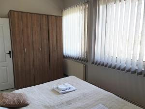 Postel nebo postele na pokoji v ubytování ATRIJUM apartmani Apatin