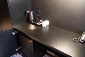 una encimera de cocina con cafetera. en Biała Perła Sunny Mountain 103, en Sienna