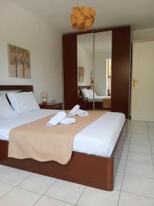 ein Schlafzimmer mit 2 Betten und Handtüchern darauf in der Unterkunft Green Garden in Kavala