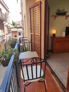 a balcony with a chair on a balcony at Apartamento céntrico, bien equipado y tranquilo, a 350m de la playa por Rambla Vidal in Sant Feliu de Guixols