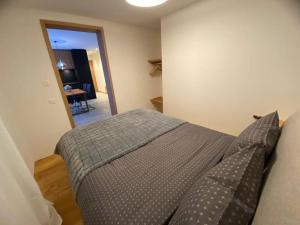 una camera da letto con un letto con cuscini e un tavolo di Flat Cervo holiday for winter-sommer sports a Maloja