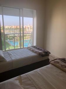 Photo de la galerie de l'établissement Bel appartement pied sur mer vue imprenable sur piscine et jardins, à Sidi Rahal