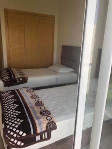 Postel nebo postele na pokoji v ubytování Bel appartement pied sur mer vue imprenable sur piscine et jardins