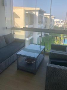 Balkón nebo terasa v ubytování Bel appartement pied sur mer vue imprenable sur piscine et jardins