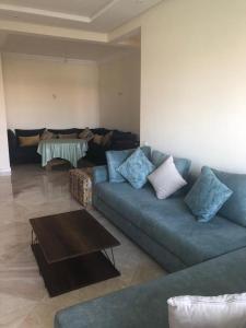 Posezení v ubytování Bel appartement pied sur mer vue imprenable sur piscine et jardins