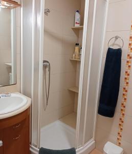 a bathroom with a shower and a sink at Apartamento céntrico, bien equipado y tranquilo, a 350m de la playa por Rambla Vidal in Sant Feliu de Guixols +4 photos