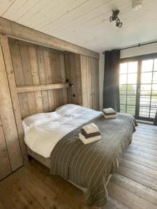 Un pat sau paturi într-o cameră la Authentiek vissershuisje Oud-Knokke