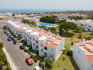 eine Luftansicht eines Apartmentkomplexes mit einem Parkplatz in der Unterkunft Quinta Do Torrejao in Armação de Pêra
