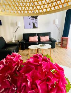 una sala de estar con una gran pila de rosas rojas en Feriengut Neuhof, en Fehmarn