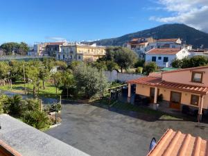 - une vue sur la ville depuis le toit d'un bâtiment dans l'établissement Villa Emanuel, à Sant'Agnello