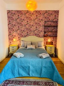 ein Schlafzimmer mit einem blauen Bett und einer blauen Decke in der Unterkunft Old Town Centre Apartment 5 mins to Edinburgh Castle in Edinburgh