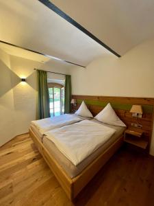 een slaapkamer met een groot bed in een kamer bij Gut Schwarz-n Hof Ferienwohnungen in Bad Griesbach