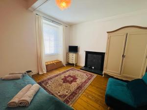 ein Wohnzimmer mit einem Bett und einem großen Fenster in der Unterkunft Old Town Centre Apartment 5 mins to Edinburgh Castle in Edinburgh