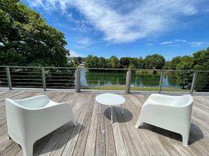 Rõdu või terrass majutusasutuses Gîte de charme bord de Meuse
