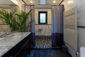 Ένα μπάνιο στο Chalet Heppie People +18 φωτογραφίες