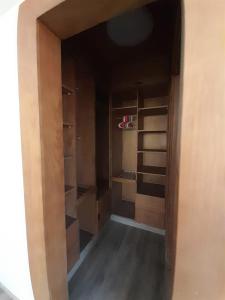 10月6日市にあるLuxury Town House for families onlyのウォークインクローゼット(木製のドアと棚付)