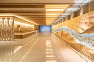 een hal van een gebouw met een grote muurschildering aan de muur bij ALA HOTEL KYOTO in Kyoto