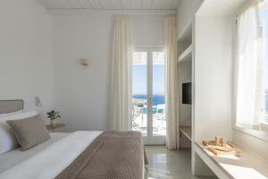 Televízia a/alebo spoločenská miestnosť v ubytovaní Mykonos Esti Luxury Villas