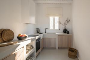 Kuchyňa alebo kuchynka v ubytovaní Mykonos Esti Luxury Villas