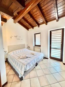 מיטה או מיטות בחדר ב-Vittoria holiday house Stresa