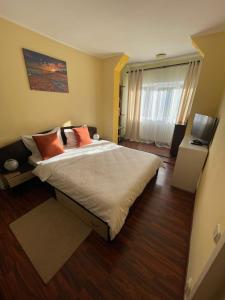 Un pat sau paturi într-o cameră la Delis Apartment