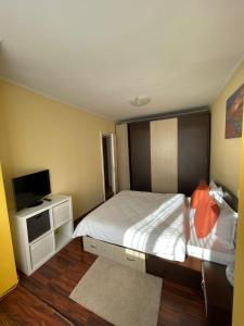 Un pat sau paturi într-o cameră la Delis Apartment
