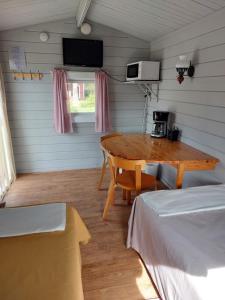 a small room with a table and a bed at Uttis Home in Nauvo