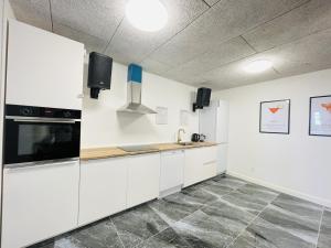 Kuchyň nebo kuchyňský kout v ubytování aday - Luxurious 3 bedroom - Modern Living Apartment