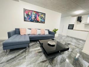 Posezení v ubytování aday - Luxurious 3 bedroom - Modern Living Apartment
