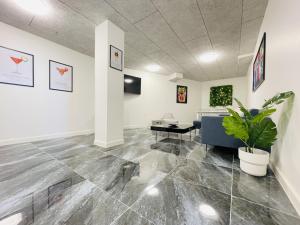 TV a/nebo společenská místnost v ubytování aday - Luxurious 3 bedroom - Modern Living Apartment