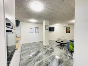 TV a/nebo společenská místnost v ubytování aday - Luxurious 3 bedroom - Modern Living Apartment
