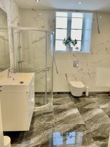 Koupelna v ubytování aday - Luxurious 3 bedroom - Modern Living Apartment
