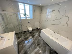 Koupelna v ubytování aday - Luxurious 3 bedroom - Modern Living Apartment