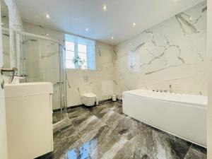 Koupelna v ubytování aday - Luxurious 3 bedroom - Modern Living Apartment