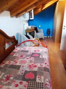 A bed or beds in a room at Irene's loft