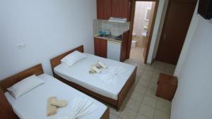 a small room with two beds and a kitchen at Villa Minas in Paralia Katerinis