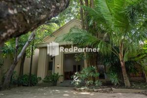 a building with a red panther sign on it at Villa Dora Jogja Mitra RedDoorz near Malioboro Area in Sentool
