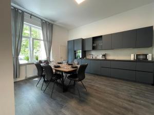 a dining room with a table and chairs in a kitchen at Herne Zentral Apartment in Herne