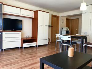 Kuchyňa alebo kuchynka v ubytovaní Cili's Apartments Vonyarcvashegy Balaton