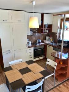 Kuchyňa alebo kuchynka v ubytovaní Cili's Apartments Vonyarcvashegy Balaton