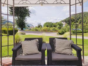 twee rieten stoelen onder een prieel bij Daglezja in Przyborów