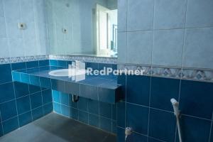 Kamar mandi di Akur Hotel Malioboro Mitra RedDoorz