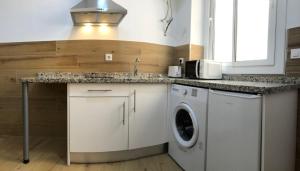 Kuchyňa alebo kuchynka v ubytovaní APARTAMENTOS HÉRCULES SEVILLA centro de Sevilla