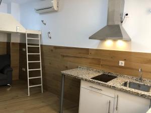 Kuchyňa alebo kuchynka v ubytovaní APARTAMENTOS HÉRCULES SEVILLA centro de Sevilla