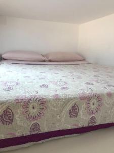 Posteľ alebo postele v izbe v ubytovaní APARTAMENTOS HÉRCULES SEVILLA centro de Sevilla