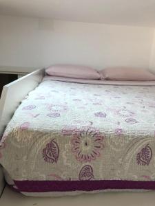Posteľ alebo postele v izbe v ubytovaní APARTAMENTOS HÉRCULES SEVILLA centro de Sevilla